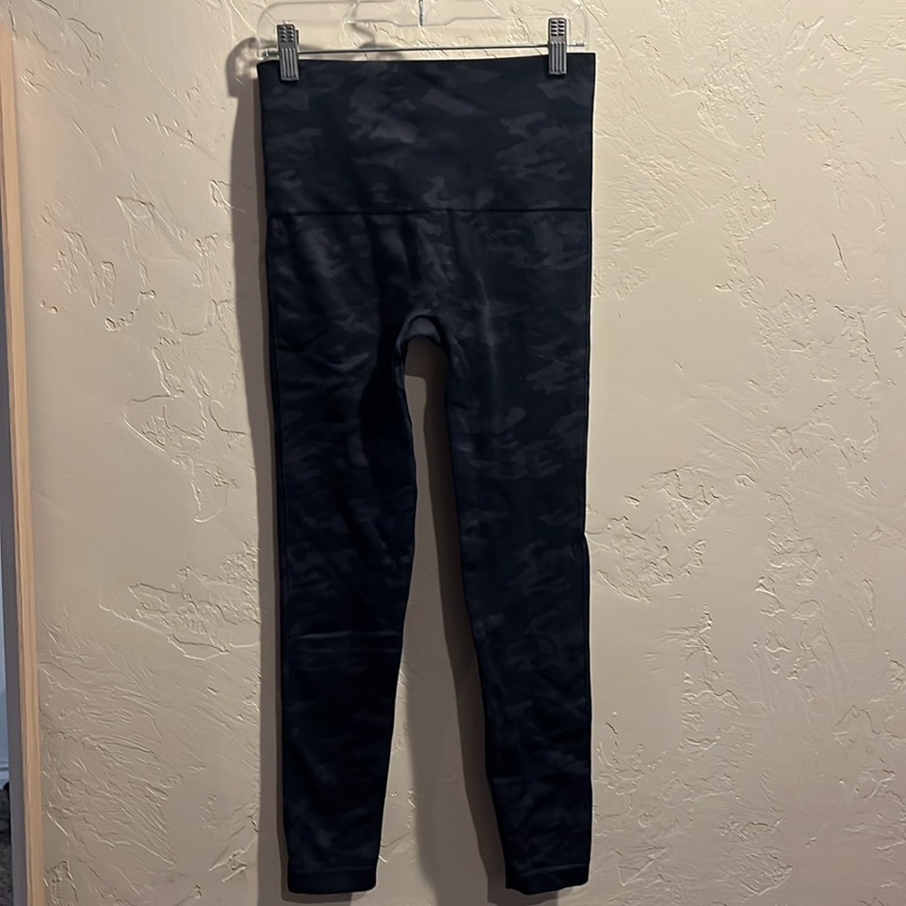Spanx Look at Me Now Cropped Leggings in Black Grey Camo Print - Picture 7 of 10
